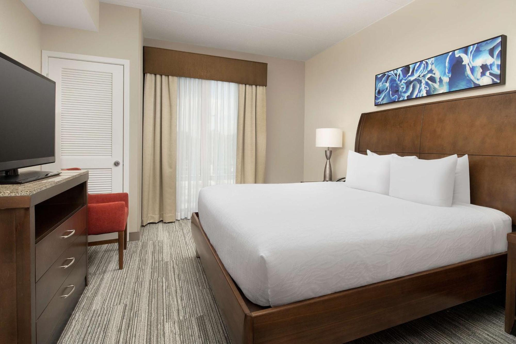 Hilton Garden Airport 3*