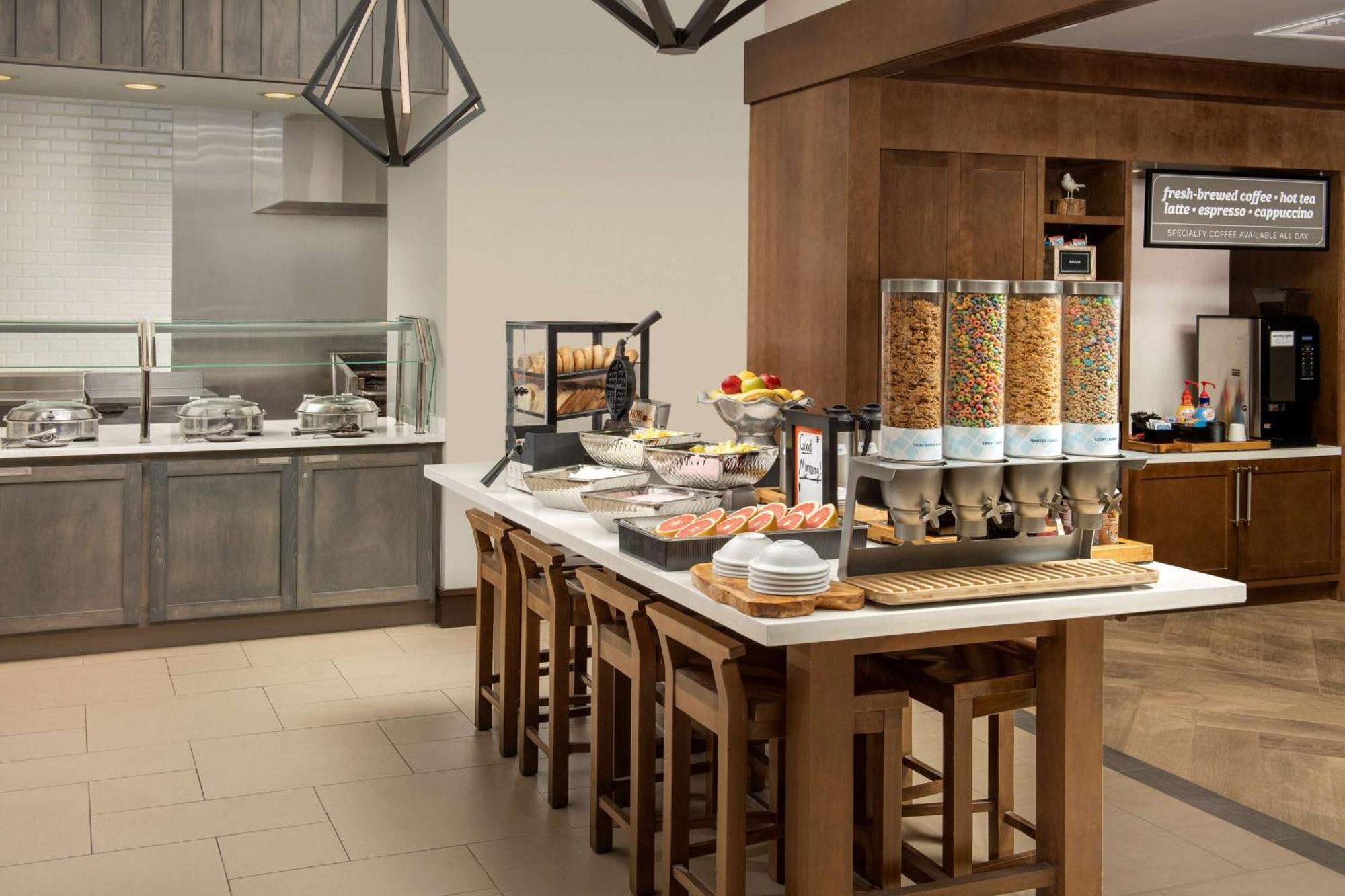 Hilton Garden Airport 3*