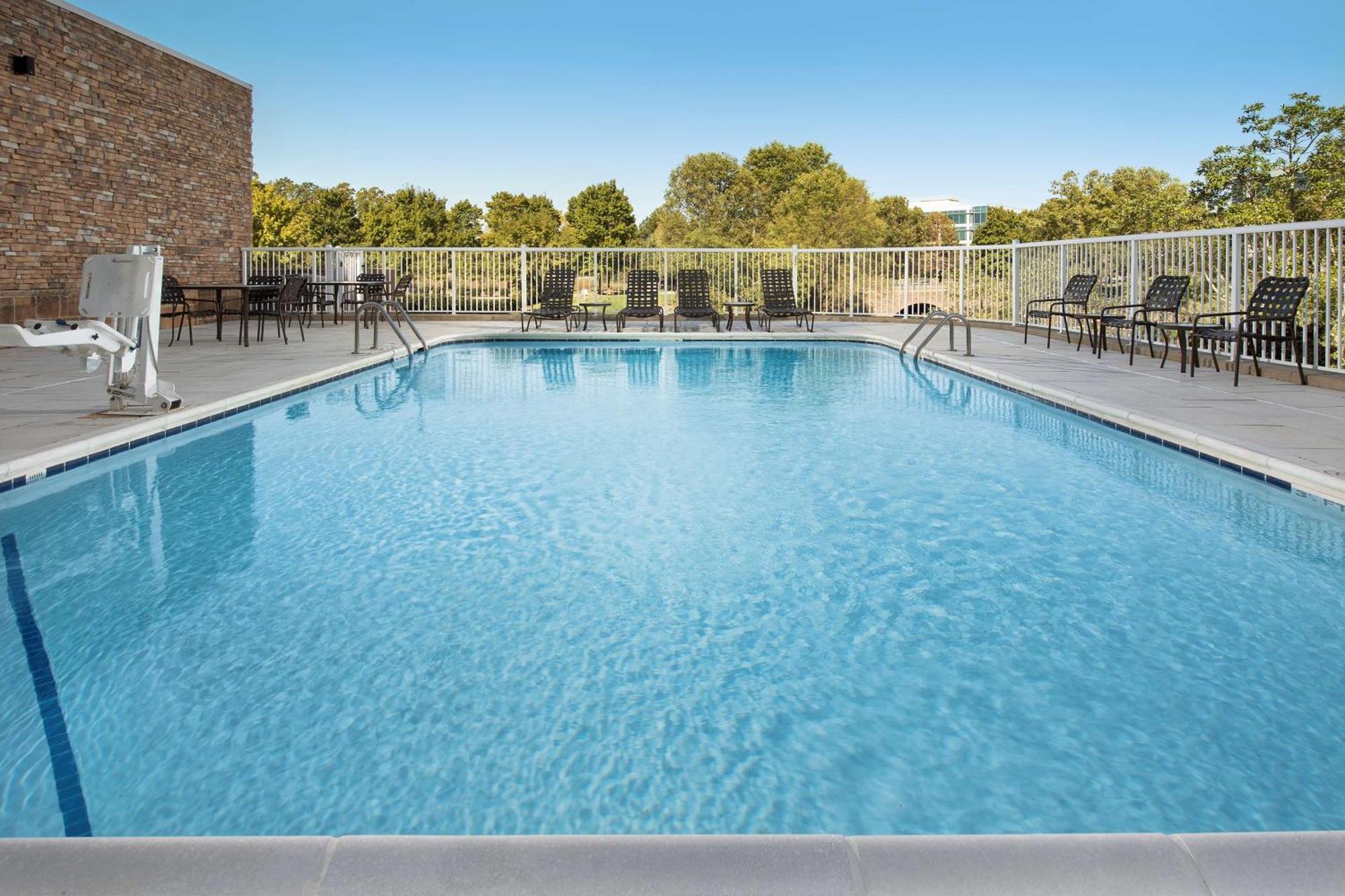 Hilton Garden Airport 3*