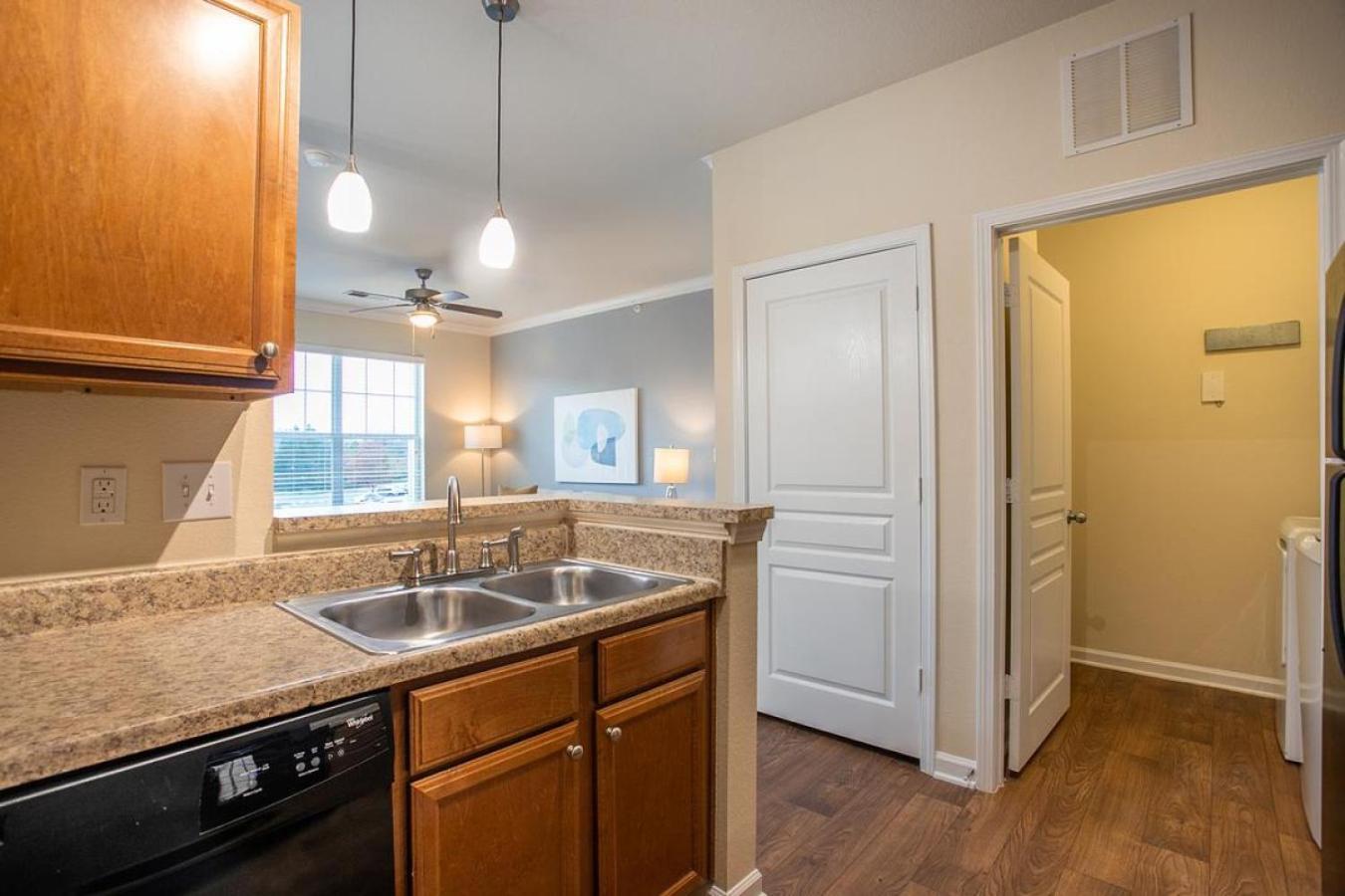 Landing - Modern With Amazing Amenities Apartment