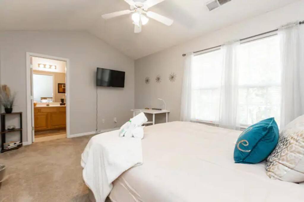 Townhome - Near Uncc And Pnc Music Pavilion *
