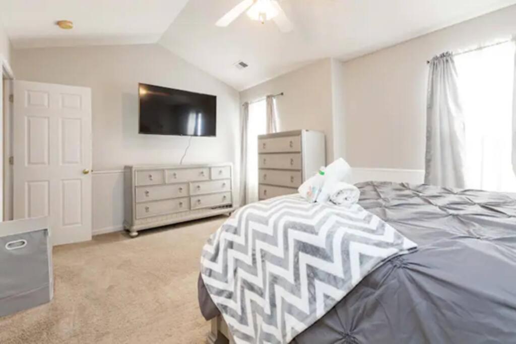 Townhome - Near Uncc And Pnc Music Pavilion Holiday home Charlotte