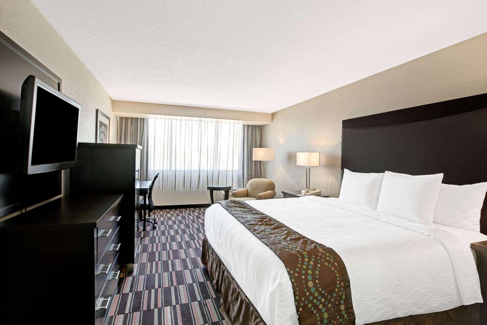 Hotel Ramada Plaza By Wyndham South End Airport 3*