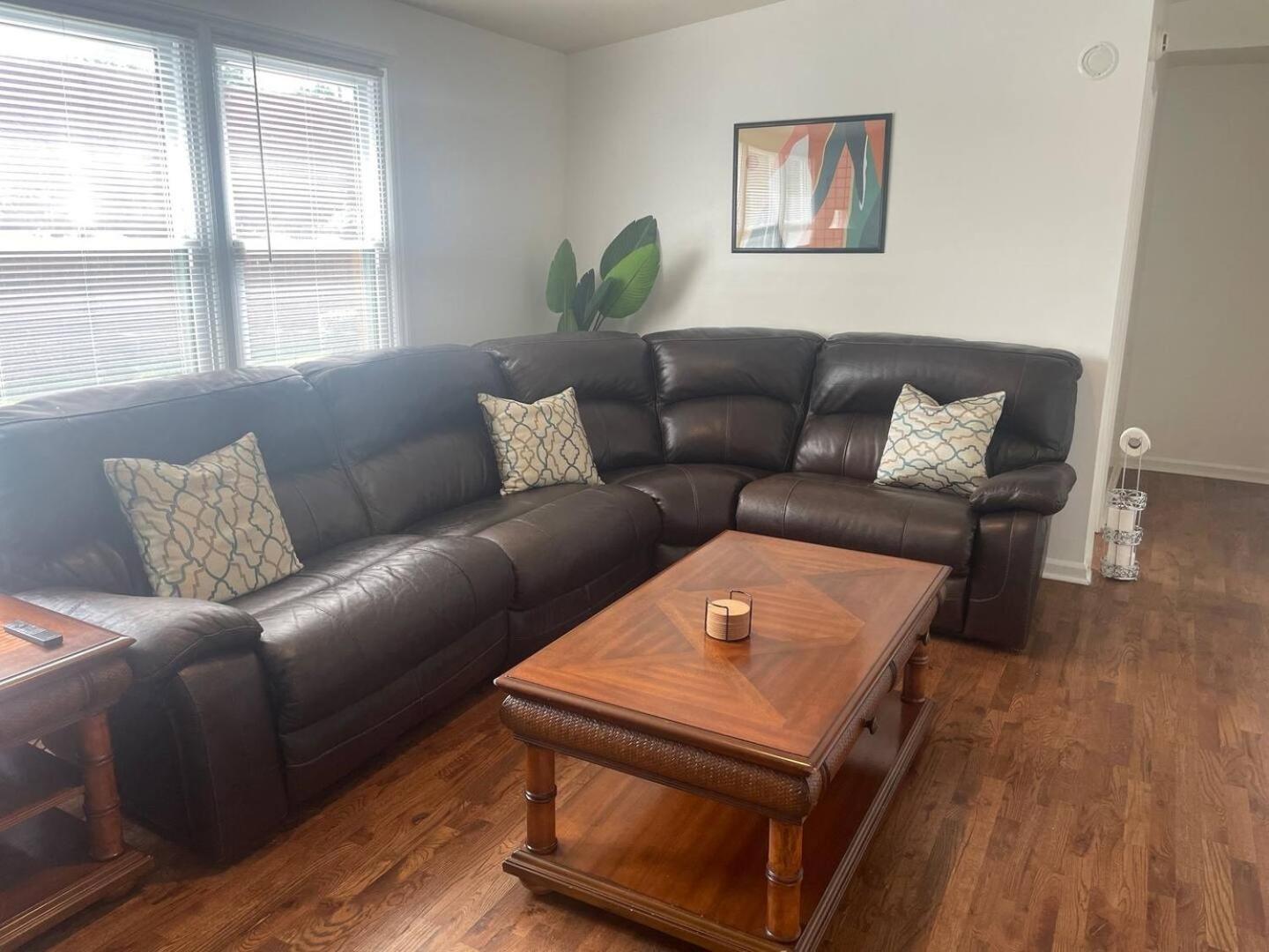 Holiday home West-end Downtown - Easy Access To Airport & Jcsu *