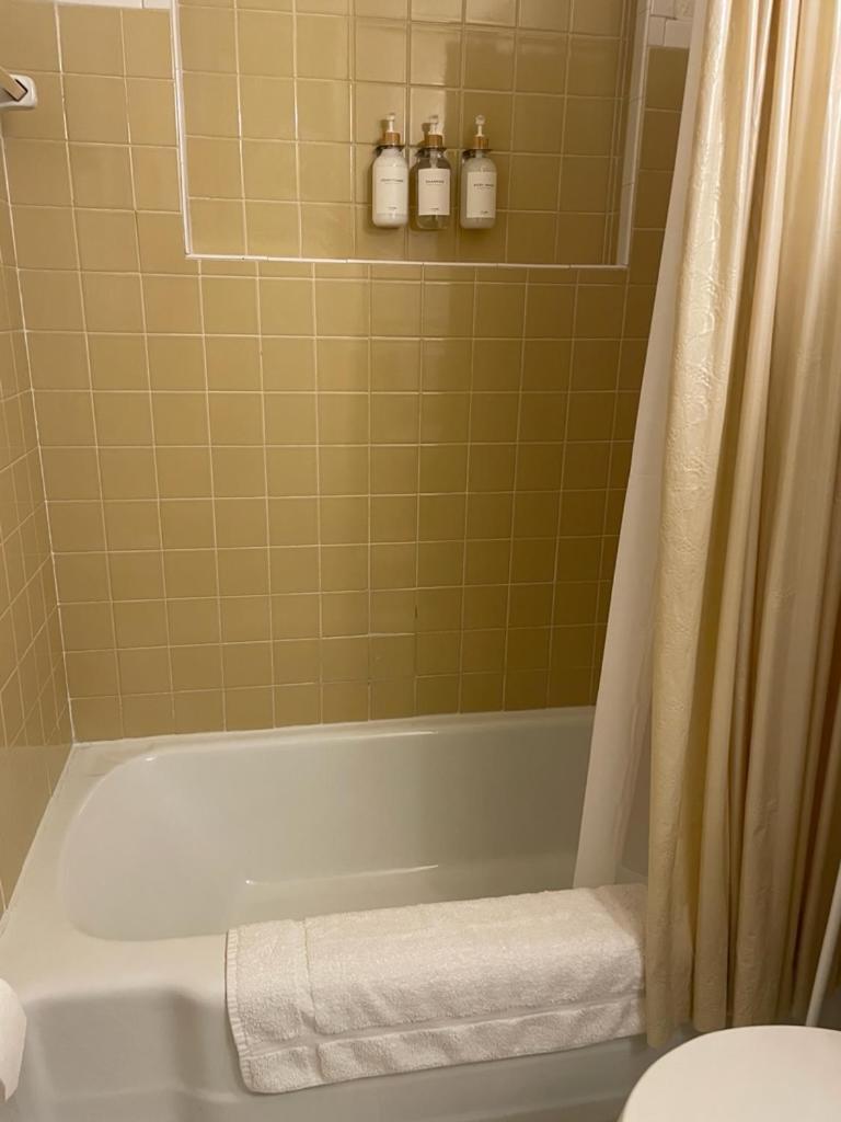 Holiday home West-end Downtown - Easy Access To Airport & Jcsu