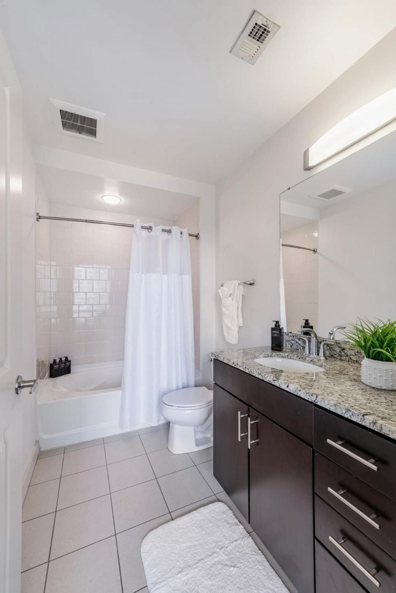 Skyhouse With Views In Uptown Apartment *