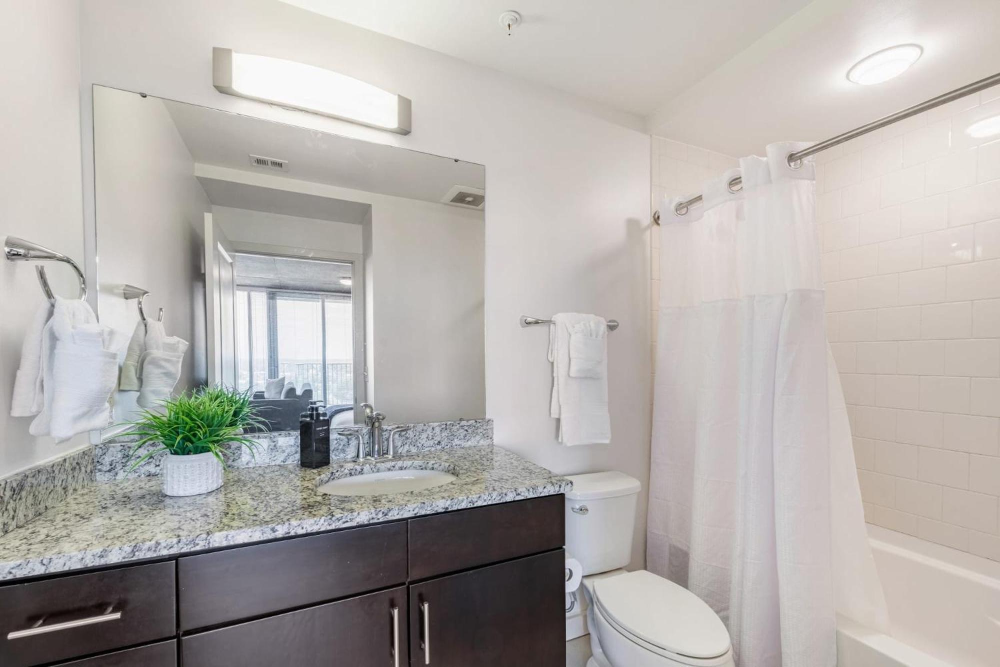 Skyhouse With Views In Uptown