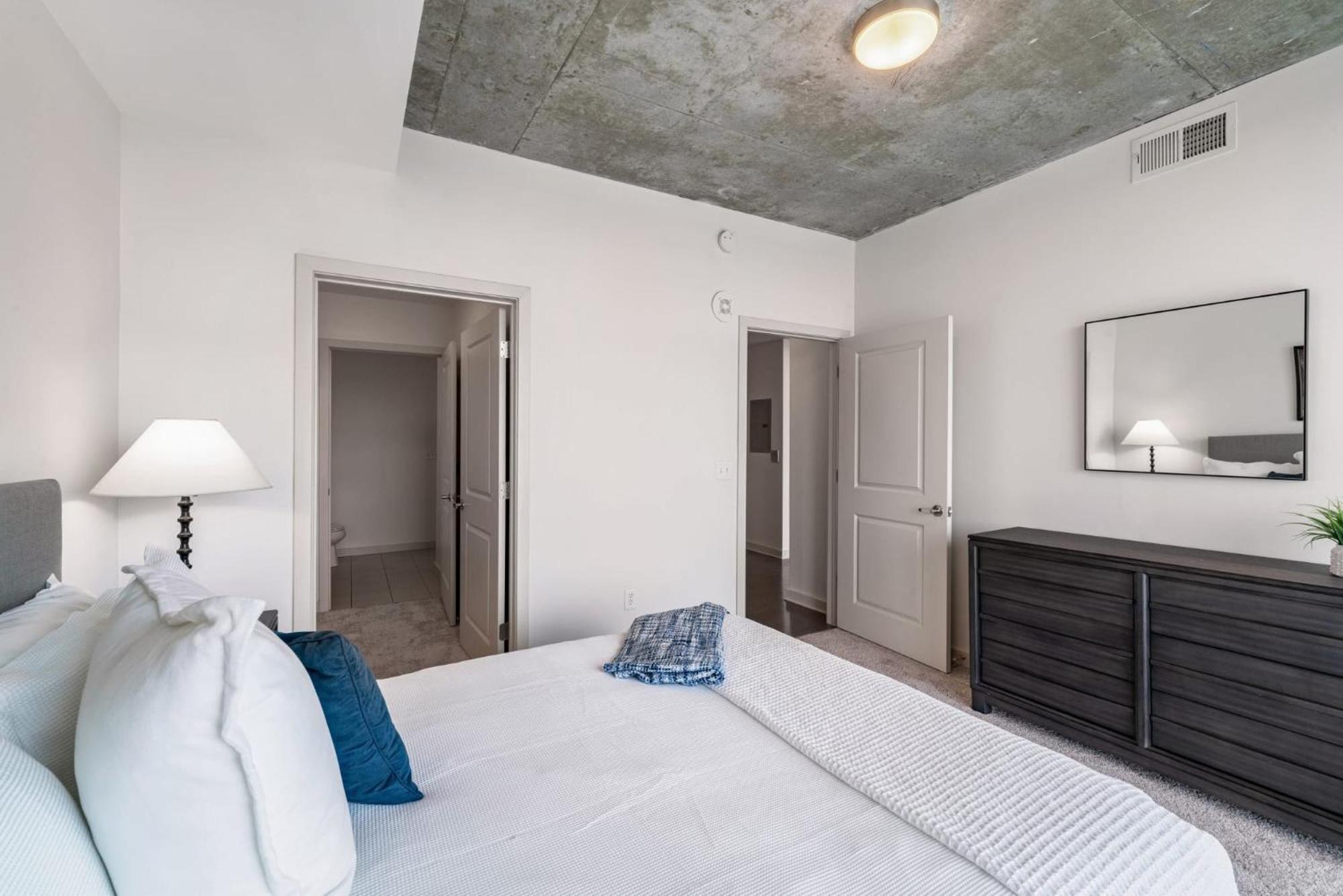 Skyhouse With Views In Uptown Apartment