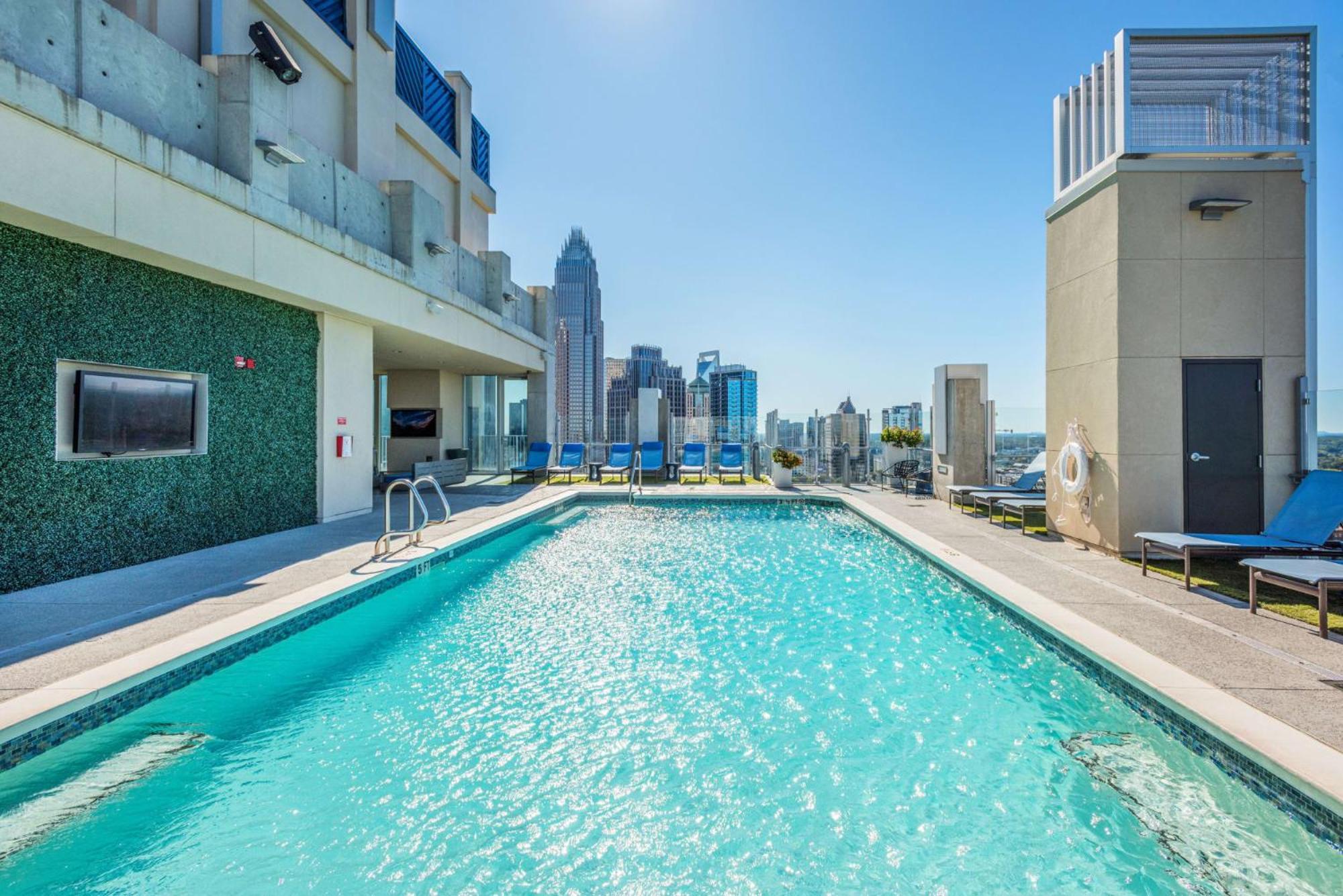 Skyhouse With Views In Uptown Apartment