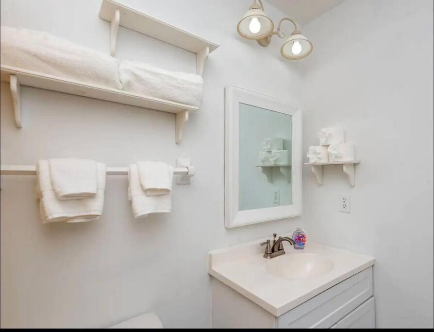 20min To International Airport! 10min To Pnc Music! Wifi Apartment *