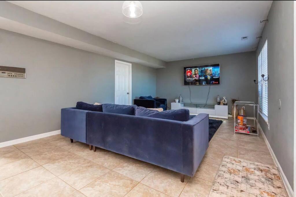 20min To International Airport! 10min To Pnc Music! Wifi Apartment *