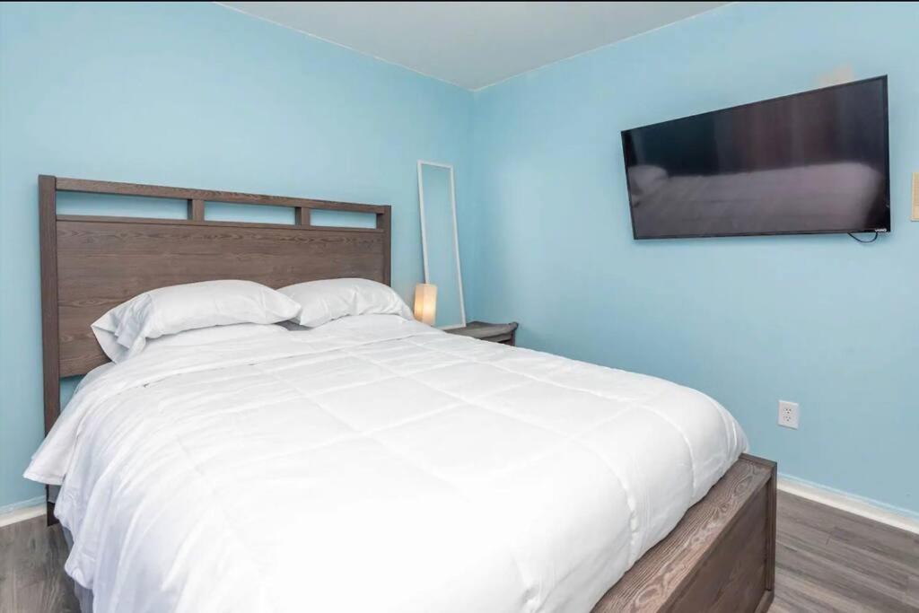 20min To International Airport! 10min To Pnc Music! Wifi Apartment *