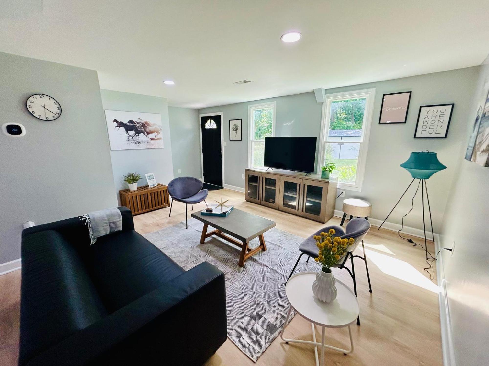 Comfy Lower Lvl With Jetted Tub Near Uptown And Unc