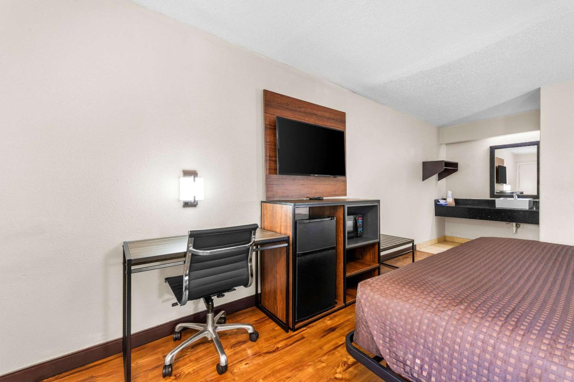 Econo Airport Lodge *