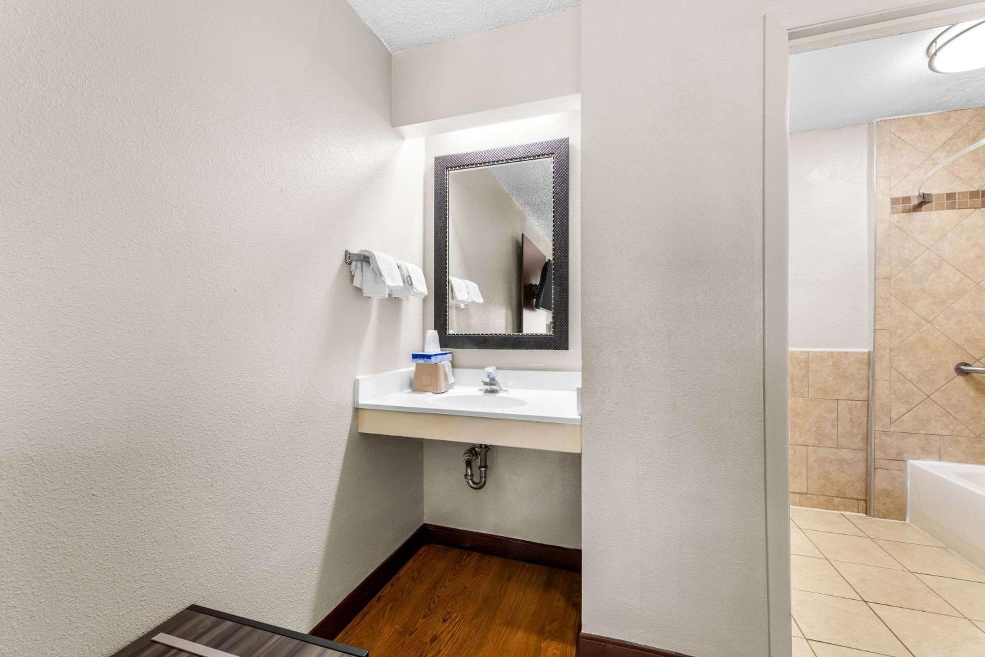 Econo Airport Lodge