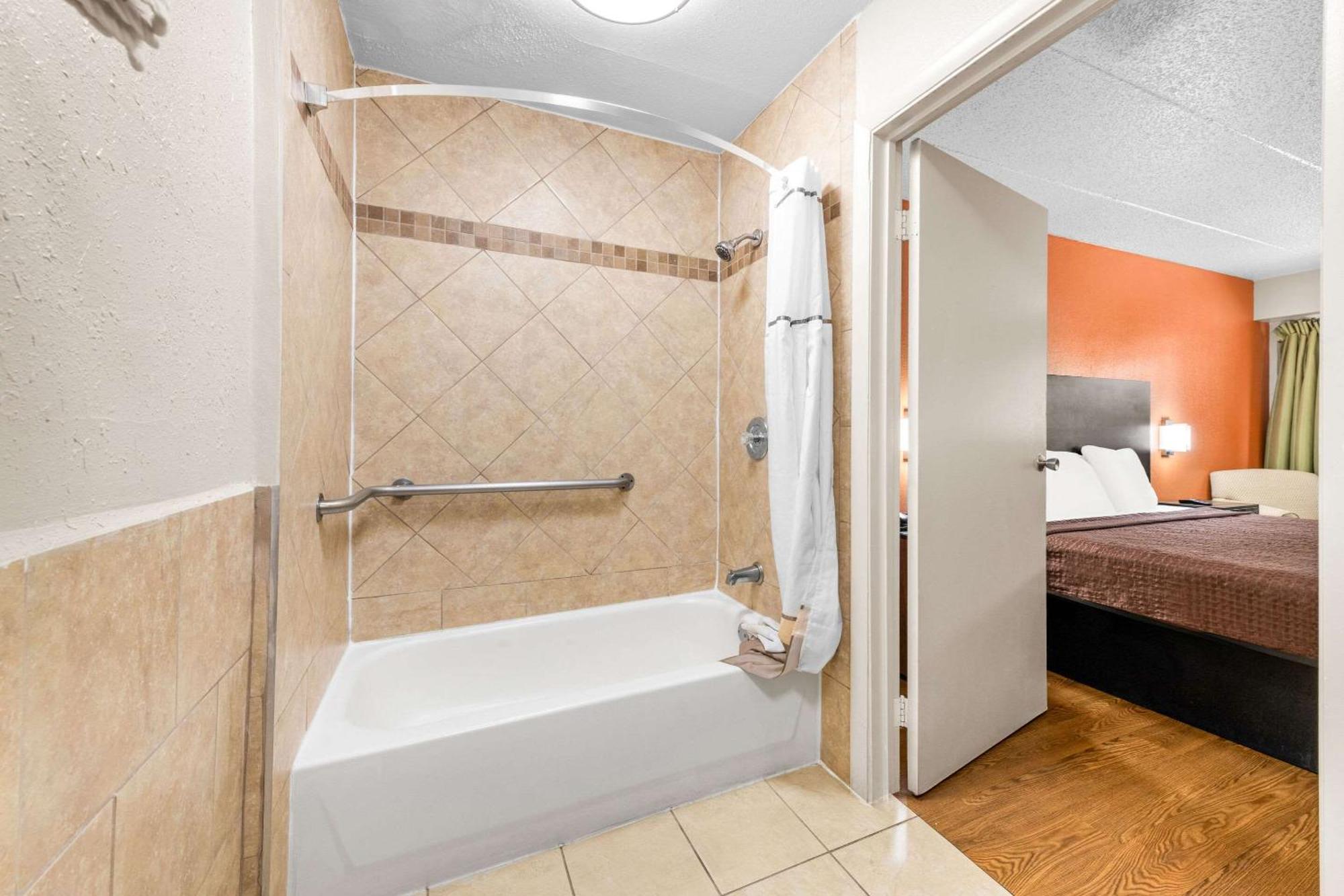 Econo Airport Lodge