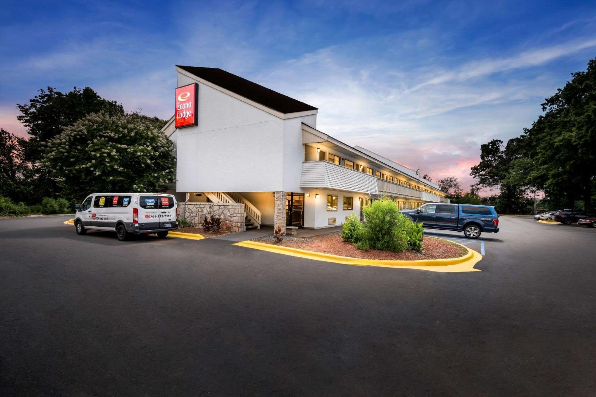 Econo Airport *