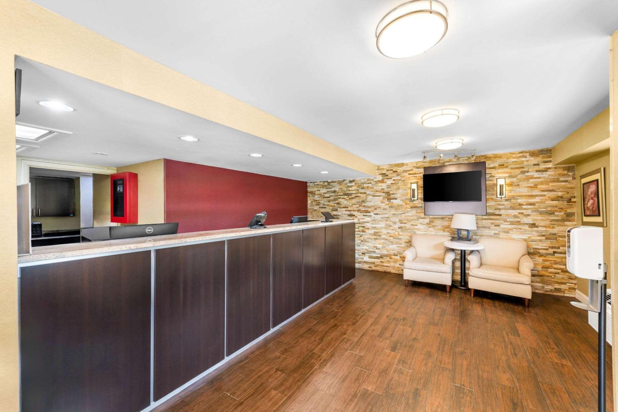 Econo Airport Lodge *