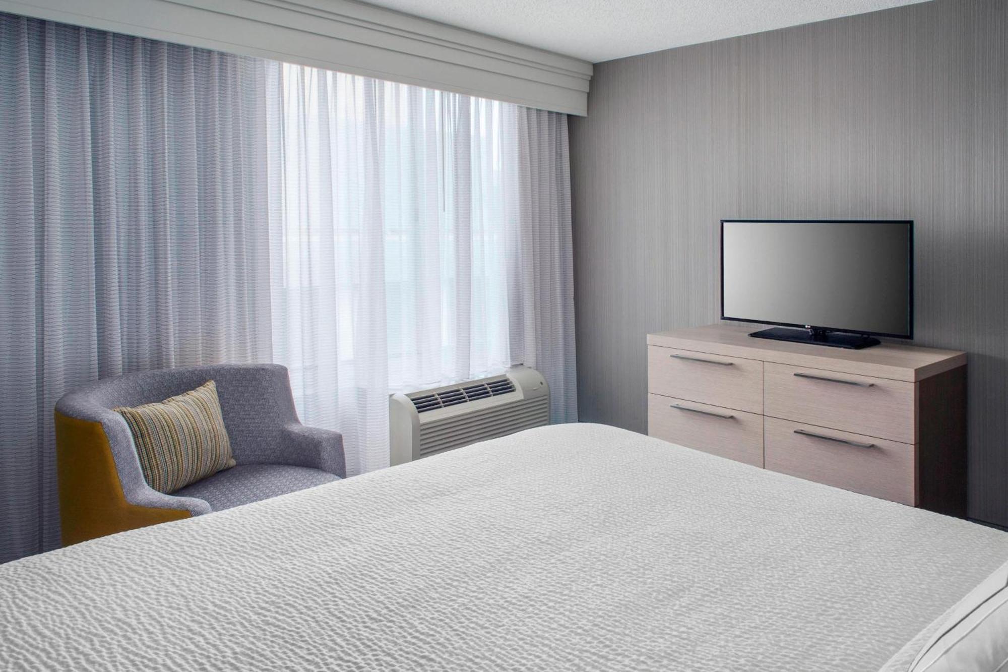 Courtyard Center 3*