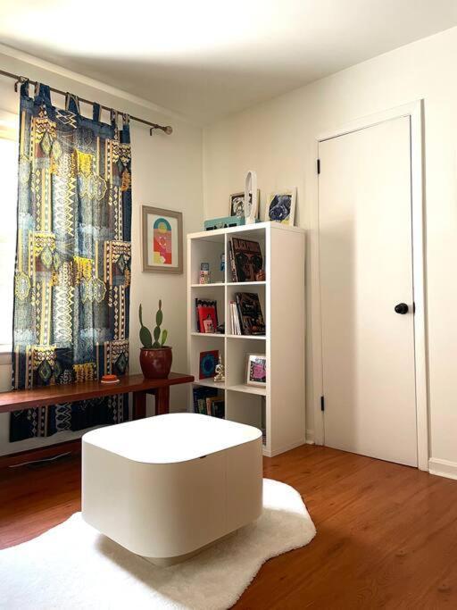 Trendy Bohemian Bungalow, Close To Uptown, Plaza & Noda