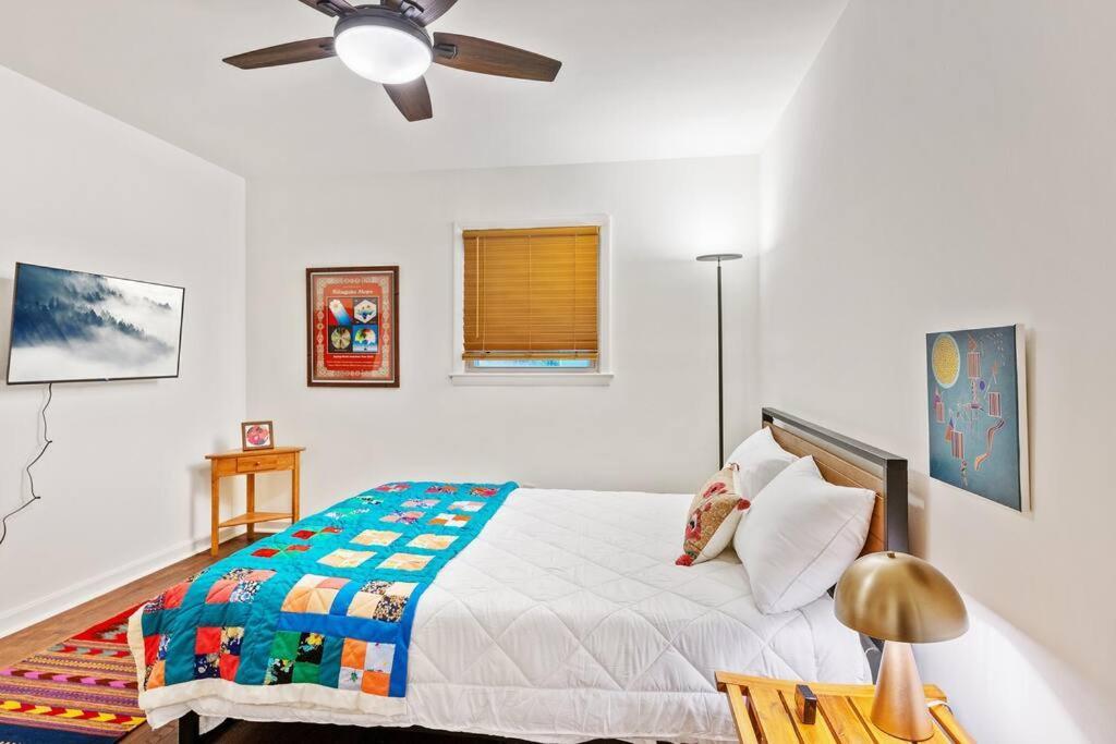 Trendy Bohemian Bungalow, Close To Uptown, Plaza & Noda Holiday home