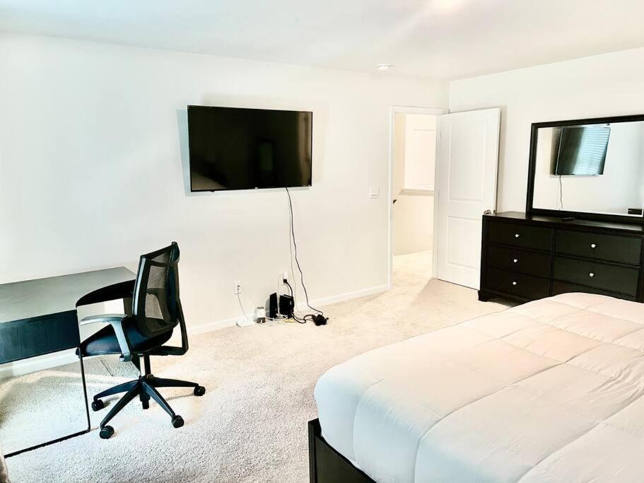 Spacious 4-bedroom House,6beds With Office Space Holiday home Charlotte