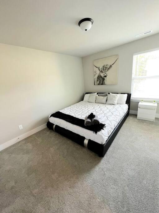 Brand New Build 10 Min- Uptown Holiday home