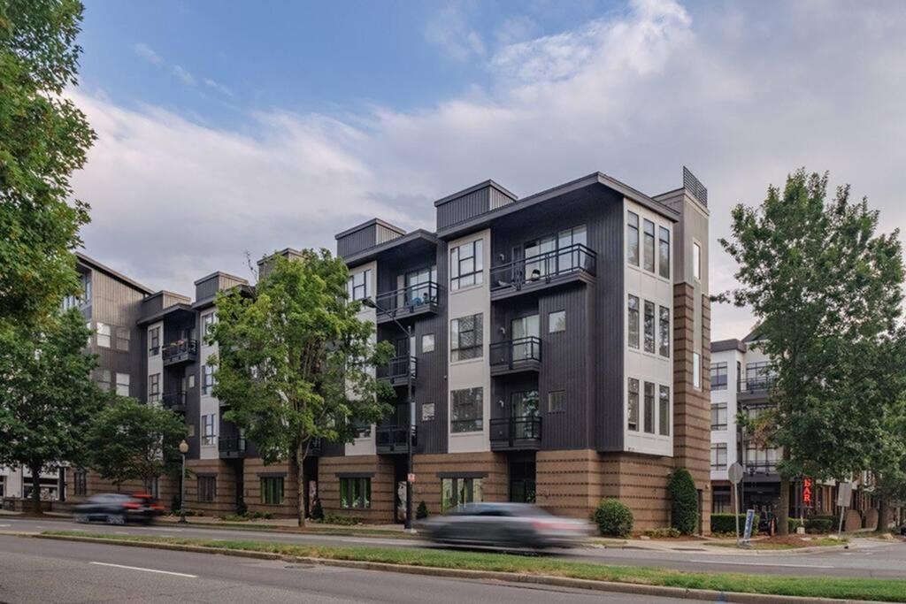 1 Bedroom Townhouse Studio In Uptown Apartment