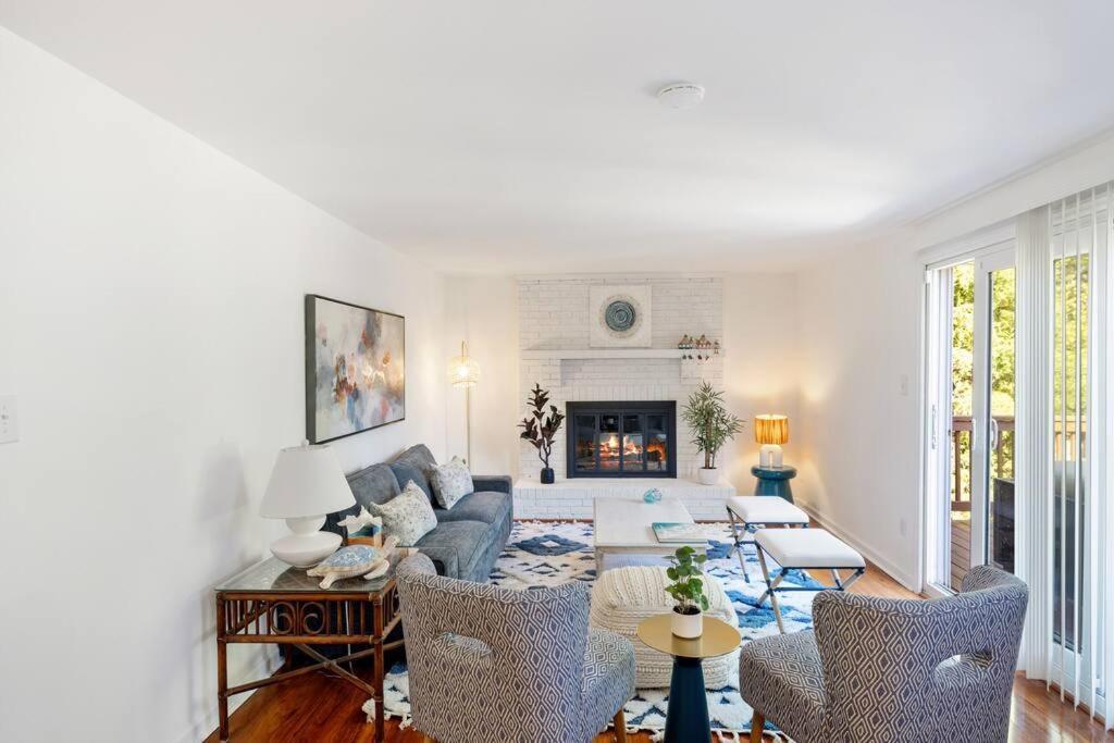 The Poolside Retreat - Spacious 4 Bdrm With Pool, Hot Tub,firepit,games,dogs Welcome * Charlotte