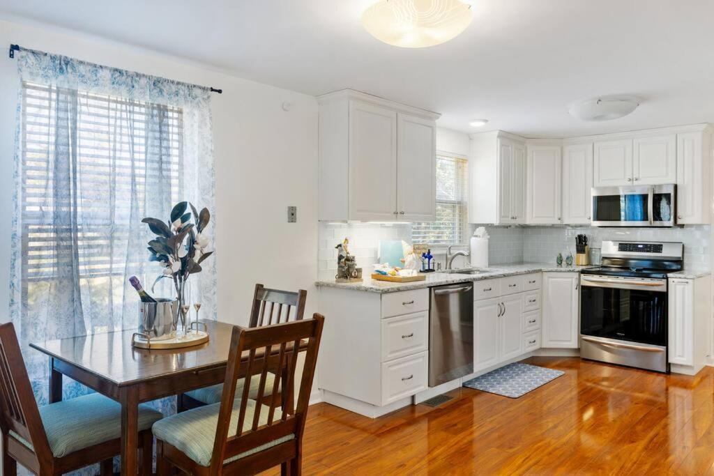 The Poolside Retreat - Spacious 4 Bdrm With Pool, Hot Tub,firepit,games,dogs Welcome * Charlotte
