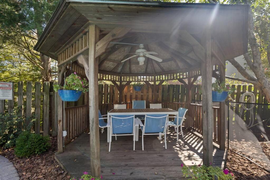 The Poolside Retreat - Spacious 4 Bdrm With Pool, Hot Tub,firepit,games,dogs Welcome Holiday home