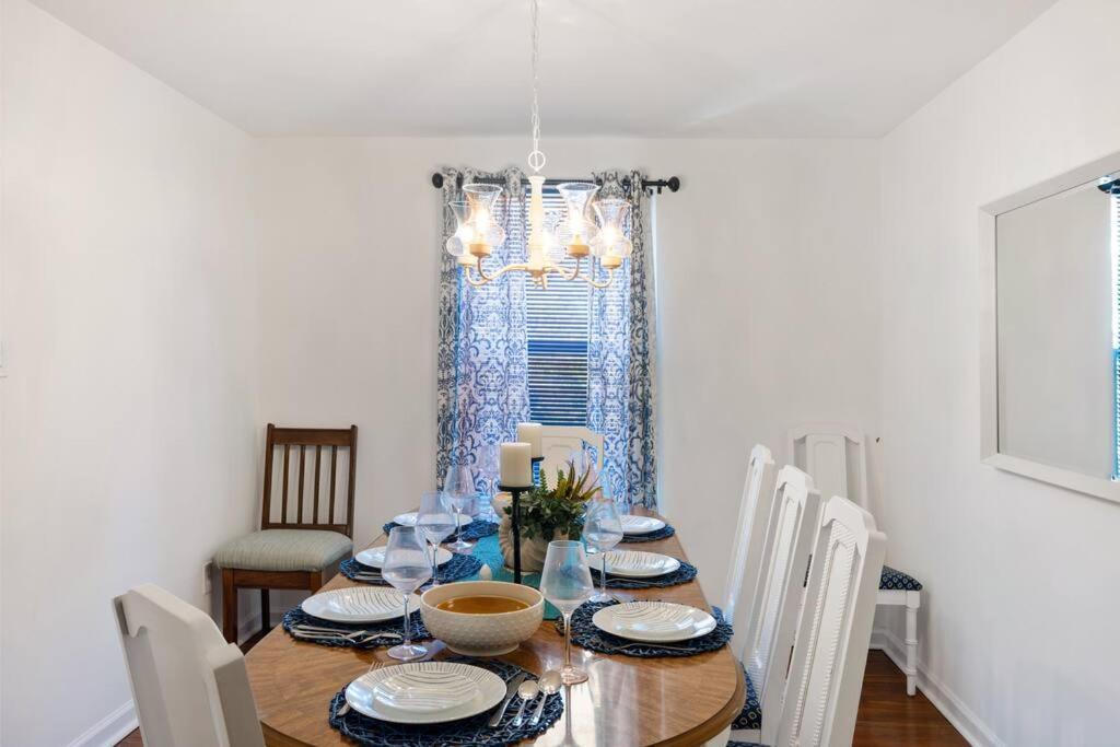 Holiday home The Poolside Retreat - Spacious 4 Bdrm With Pool, Hot Tub,firepit,games,dogs Welcome Charlotte