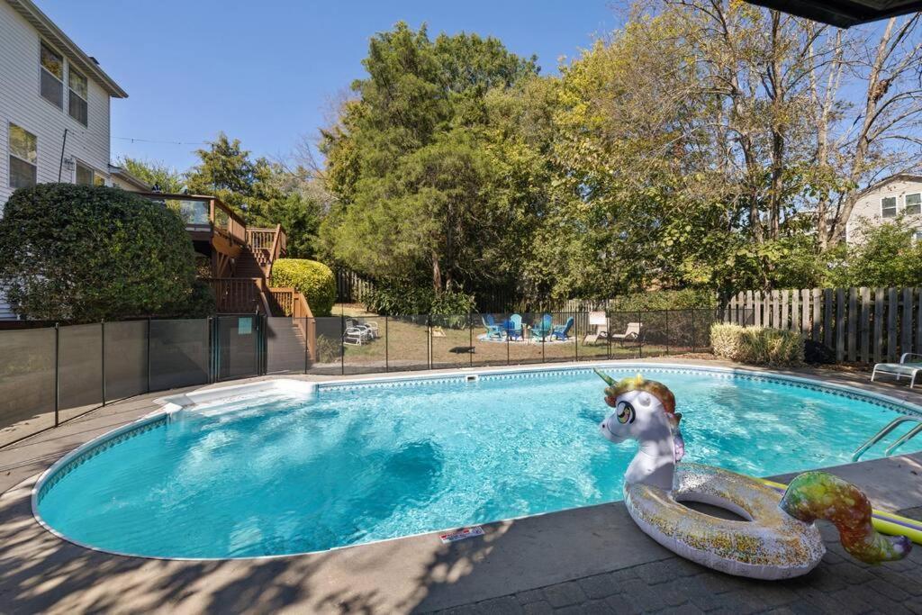 The Poolside Retreat - Spacious 4 Bdrm With Pool, Hot Tub,firepit,games,dogs Welcome * Charlotte