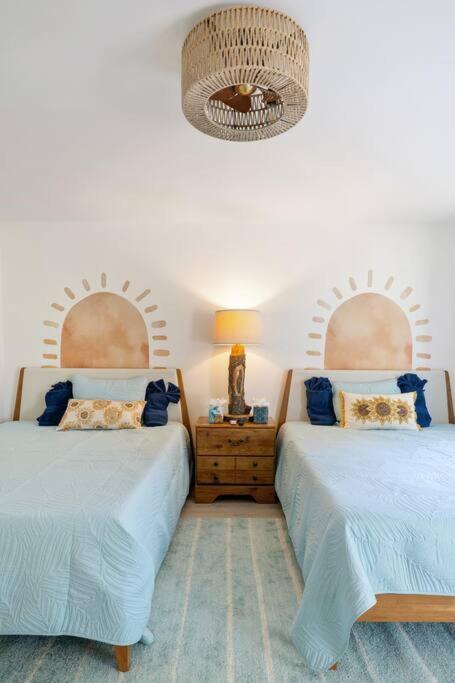 The Poolside Retreat - Spacious 4 Bdrm With Pool, Hot Tub,firepit,games,dogs Welcome Holiday home