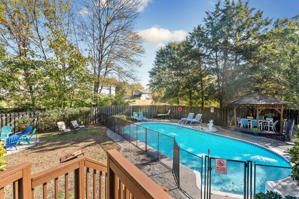 The Poolside Retreat - Spacious 4 Bdrm With Pool, Hot Tub,firepit,games,dogs Welcome Holiday home Charlotte
