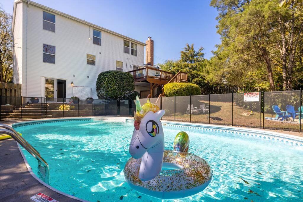 The Poolside Retreat - Spacious 4 Bdrm With Pool, Hot Tub,firepit,games,dogs Welcome Holiday home Charlotte