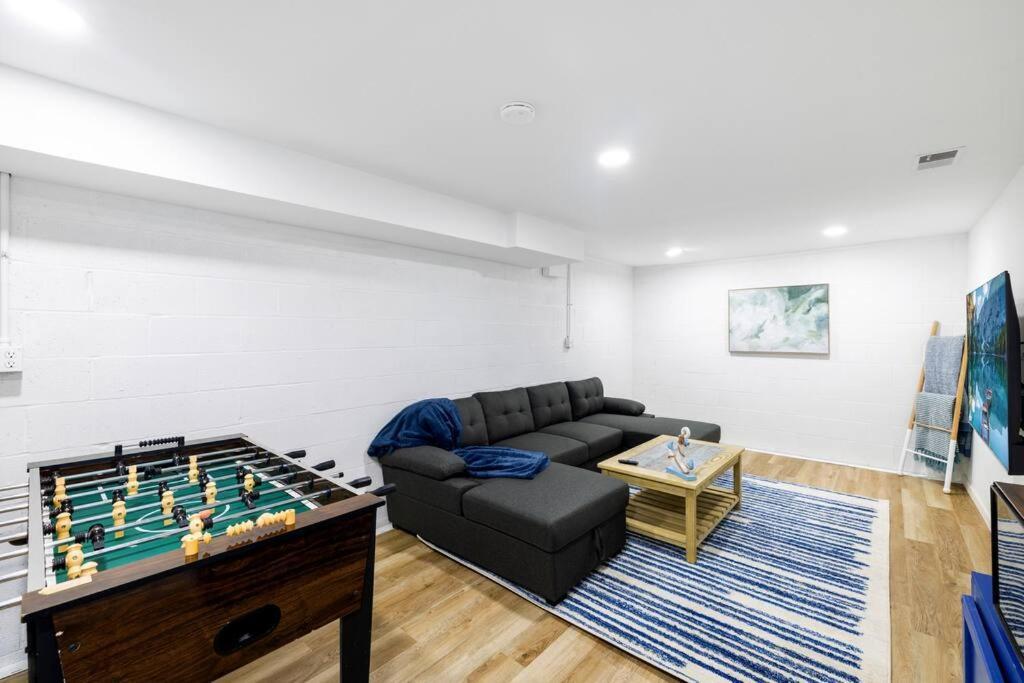 The Poolside Retreat - Spacious 4 Bdrm With Pool, Hot Tub,firepit,games,dogs Welcome