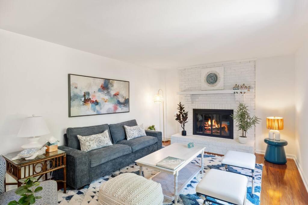 The Poolside Retreat - Spacious 4 Bdrm With Pool, Hot Tub,firepit,games,dogs Welcome Holiday home *