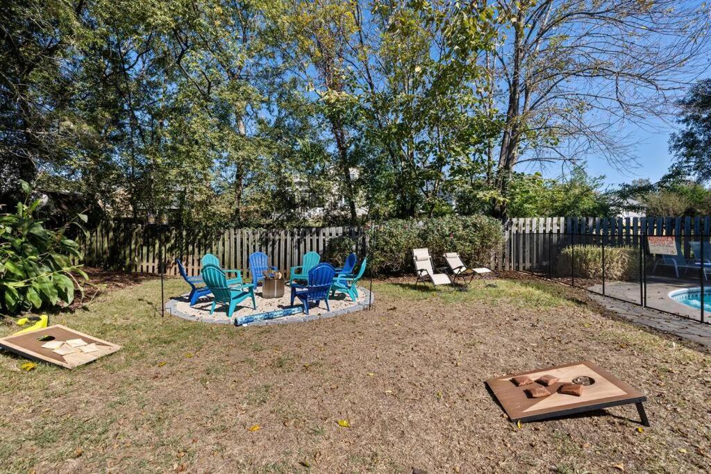 The Poolside Retreat - Spacious 4 Bdrm With Pool, Hot Tub,firepit,games,dogs Welcome Holiday home Charlotte