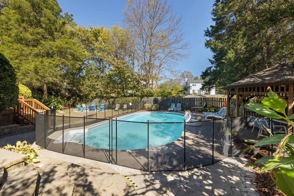 The Poolside Retreat - Spacious 4 Bdrm With Pool, Hot Tub,firepit,games,dogs Welcome Holiday home *