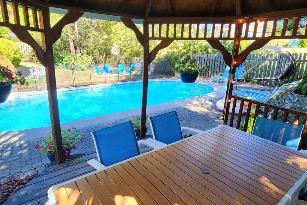 The Poolside Retreat - Spacious 4 Bdrm With Pool, Hot Tub,firepit,games,dogs Welcome Holiday home