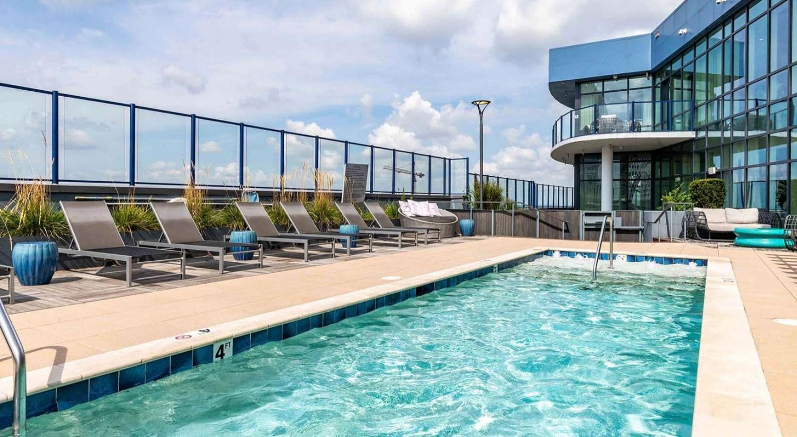 Apartment 2br Uptown Furnished Apts *