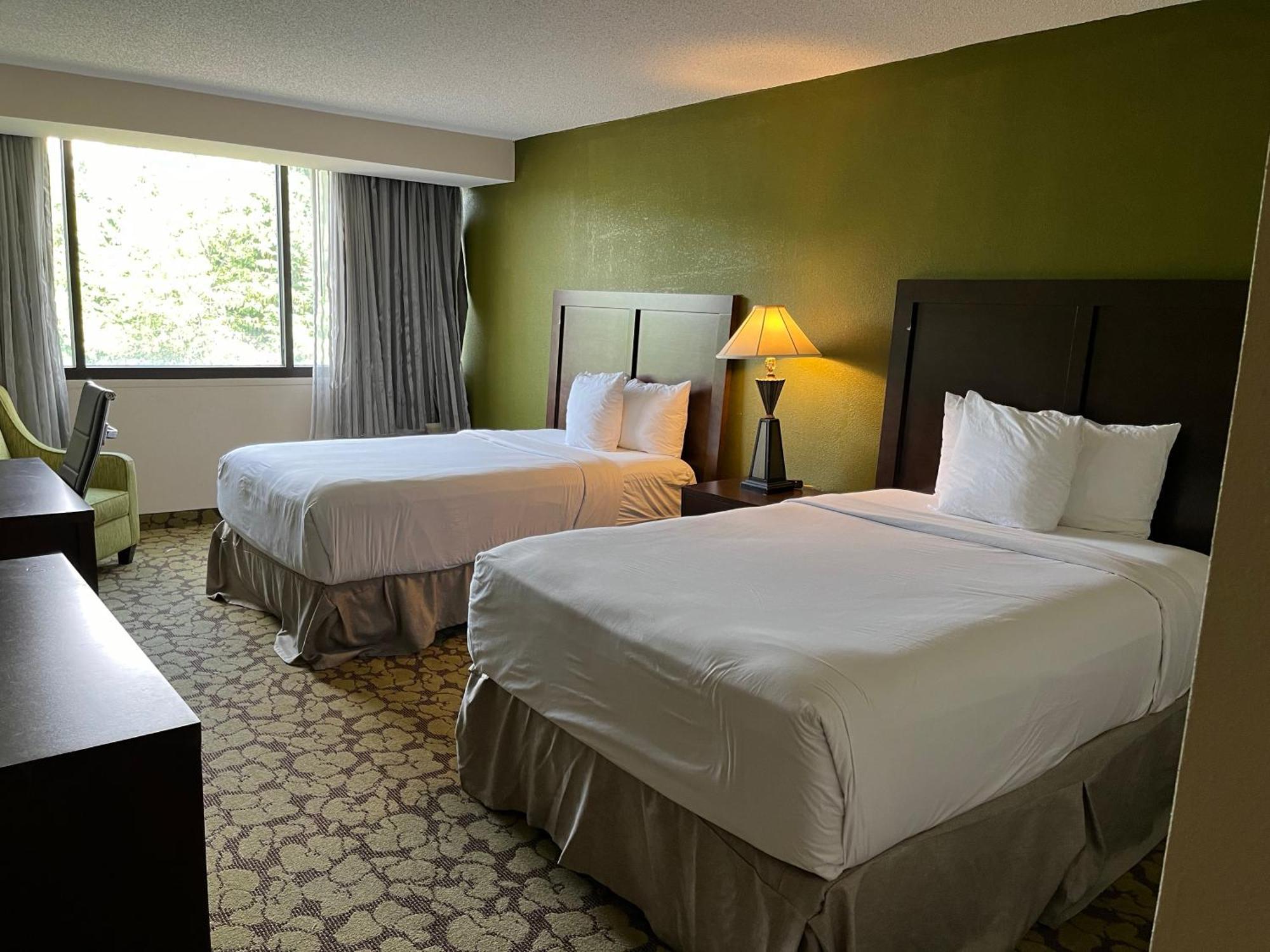 Hotel Ramada Plaza By Wyndham South End Airport 3*