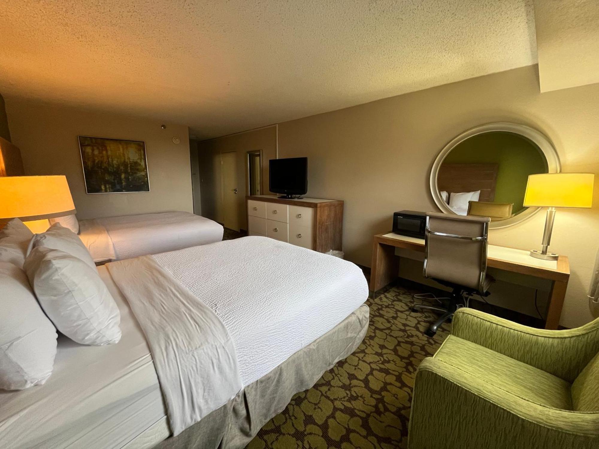 Ramada Plaza By Wyndham South End Airport 3*