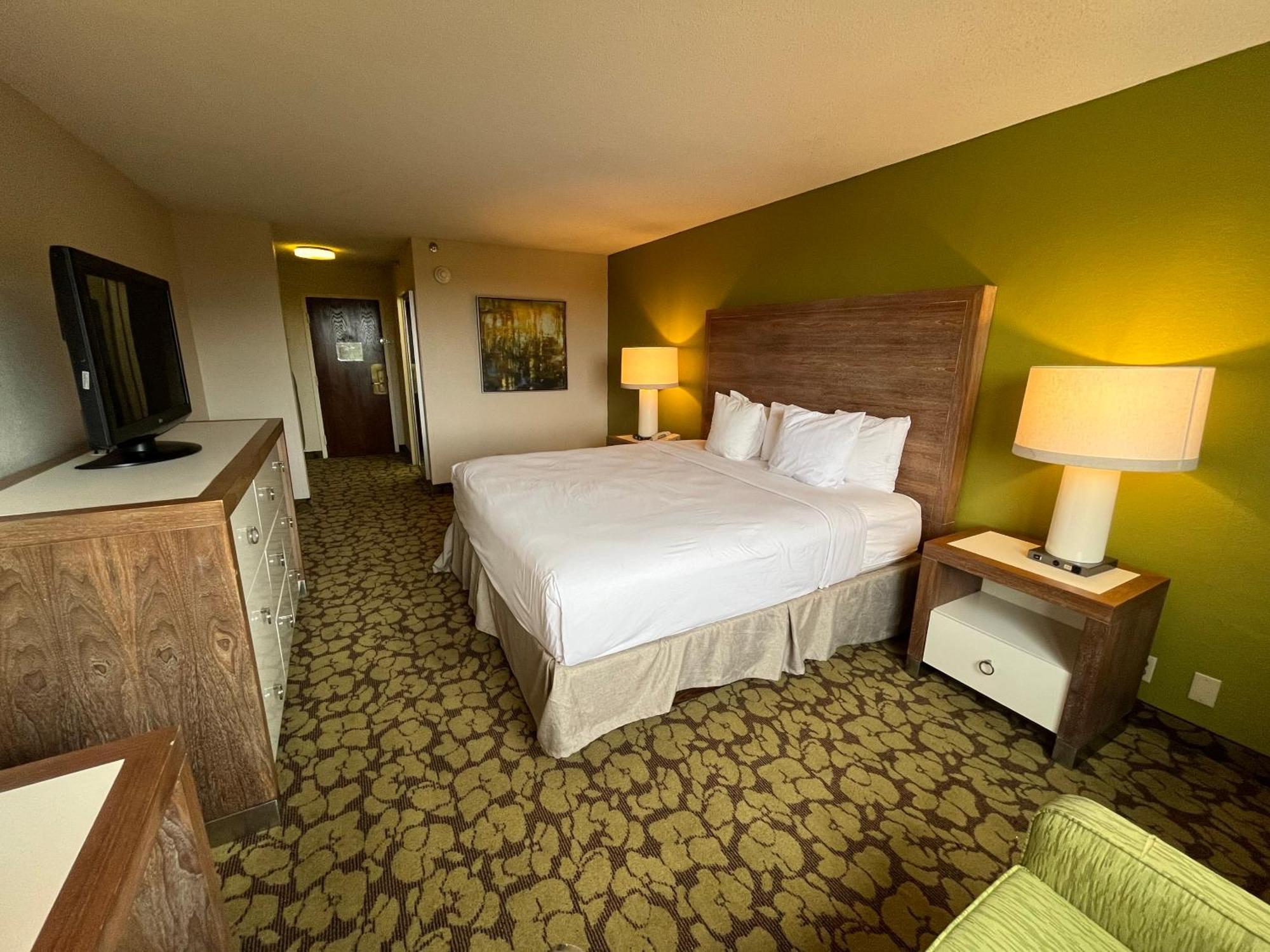 Ramada Plaza By Wyndham South End Airport 3*
