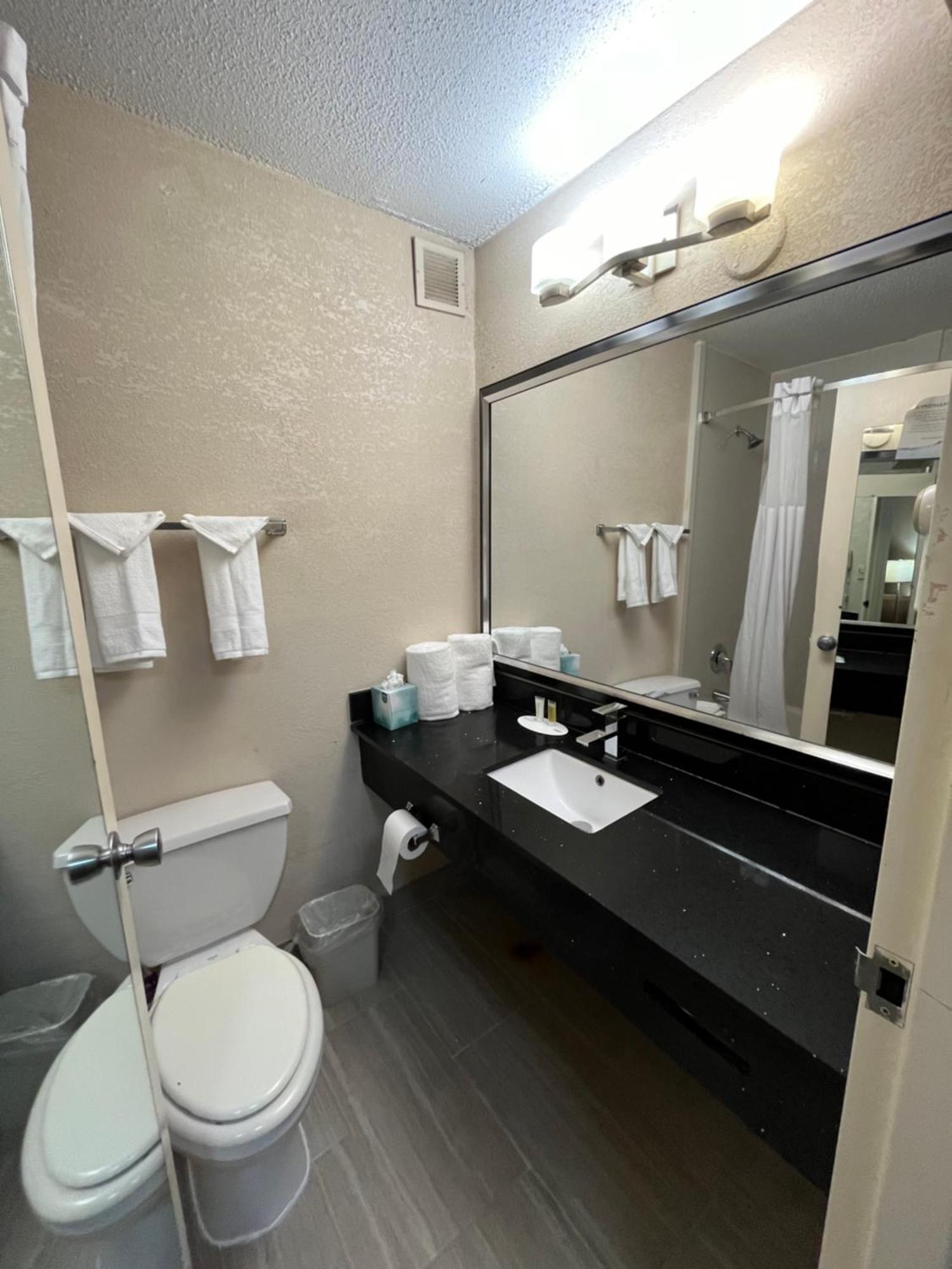 Hotel Ramada Plaza By Wyndham South End Airport 3*