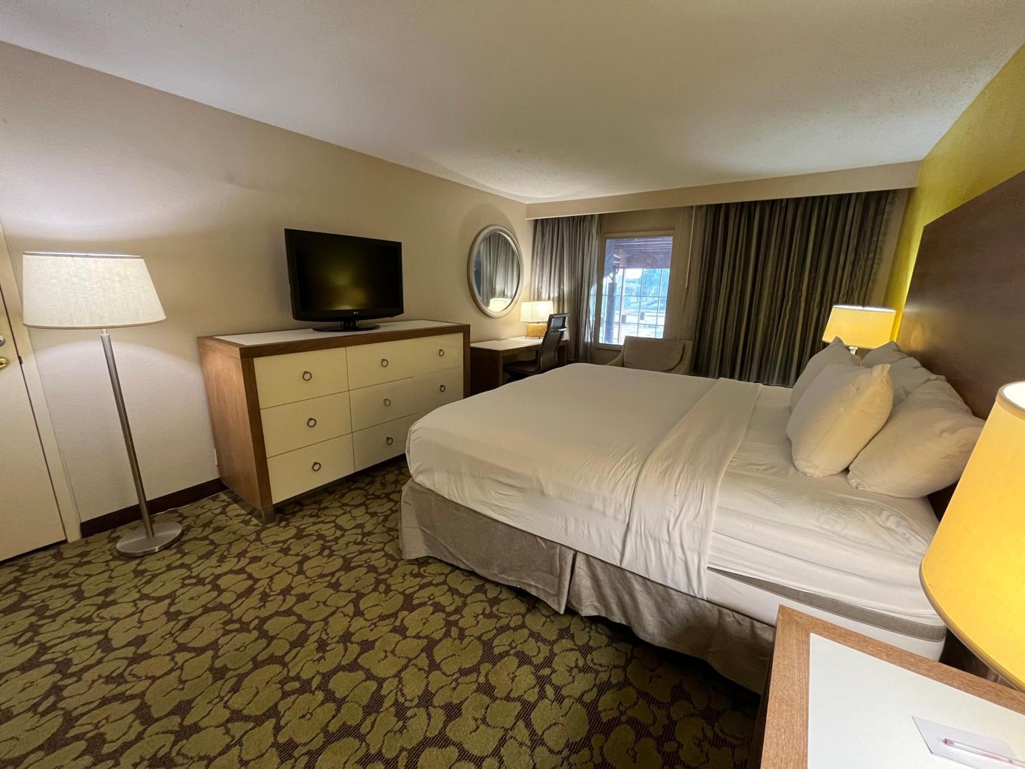 Ramada Plaza By Wyndham South End Airport 3*