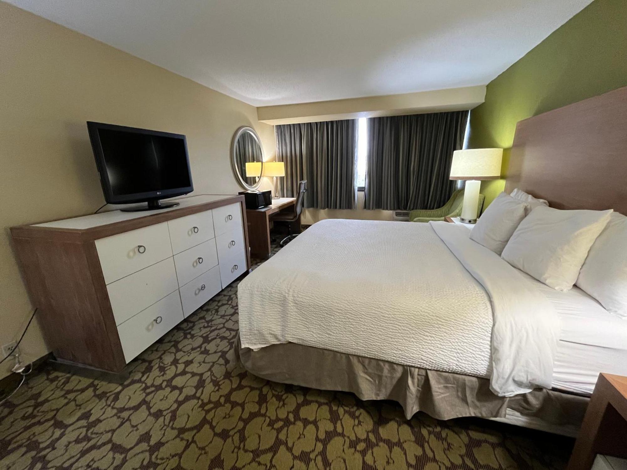 Ramada Plaza By Wyndham South End Airport Hotel 3*