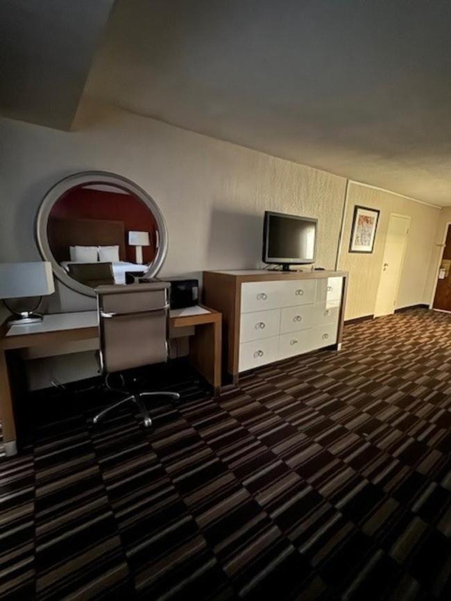 Ramada Plaza By Wyndham South End Airport Hotel 3*