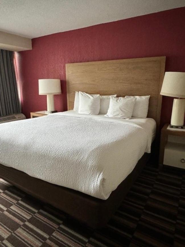 Ramada Plaza By Wyndham South End Airport 3*
